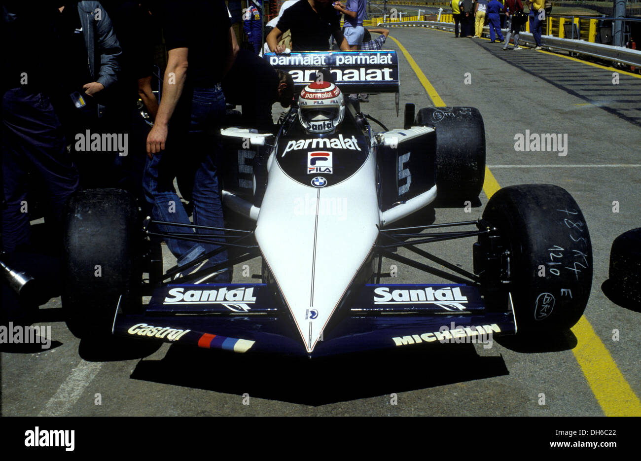 Nelson Piquet im Brabham BMW BT52 beim britischen GP-Triebwerken, ging auf um den WM-Titel zu gewinnen. Silverstone, England 1983. Stockfoto