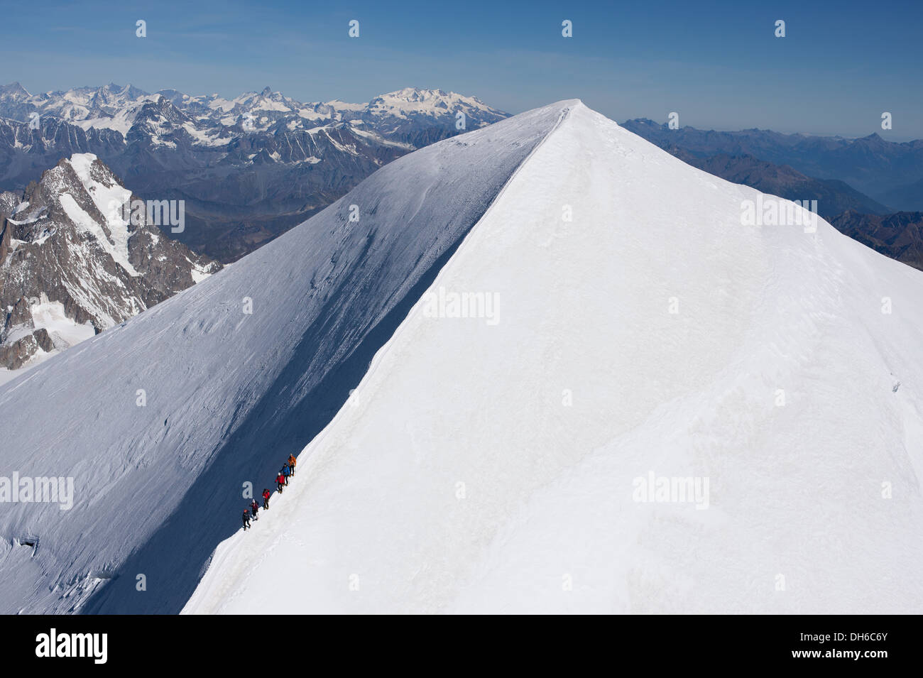 LUFTAUFNAHME. Mont Blanc, der höchste Gipfel Westeuropas (4810m). 6 Alpinisten wandern auf dem Grat hinunter. Chamonix, Haute-Savoie, Frankreich. Stockfoto