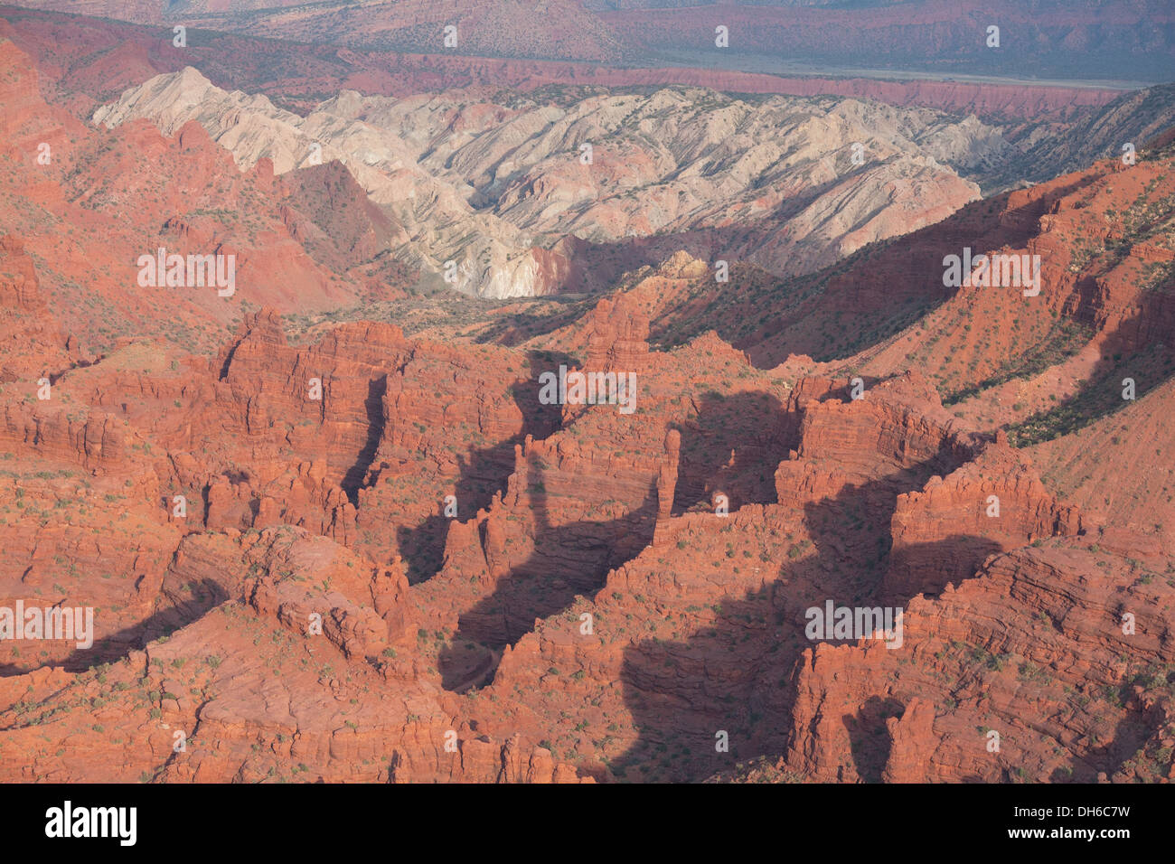 LUFTAUFNAHME. Geologische Bildung von roten Sandsteinklippen und weißen Salzkuppen. Onion Creek Canyon in der Nähe von Moab, Grand County, Utah, USA. Stockfoto