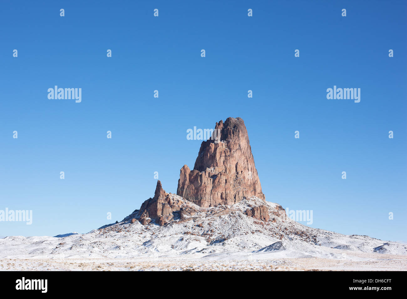 Isolierter vulkanischer Hals im Winter. El Capitan alias Agathla Peak nördlich von Kayenta, im Navajo Land, Navajo County, Arizona, USA. Stockfoto