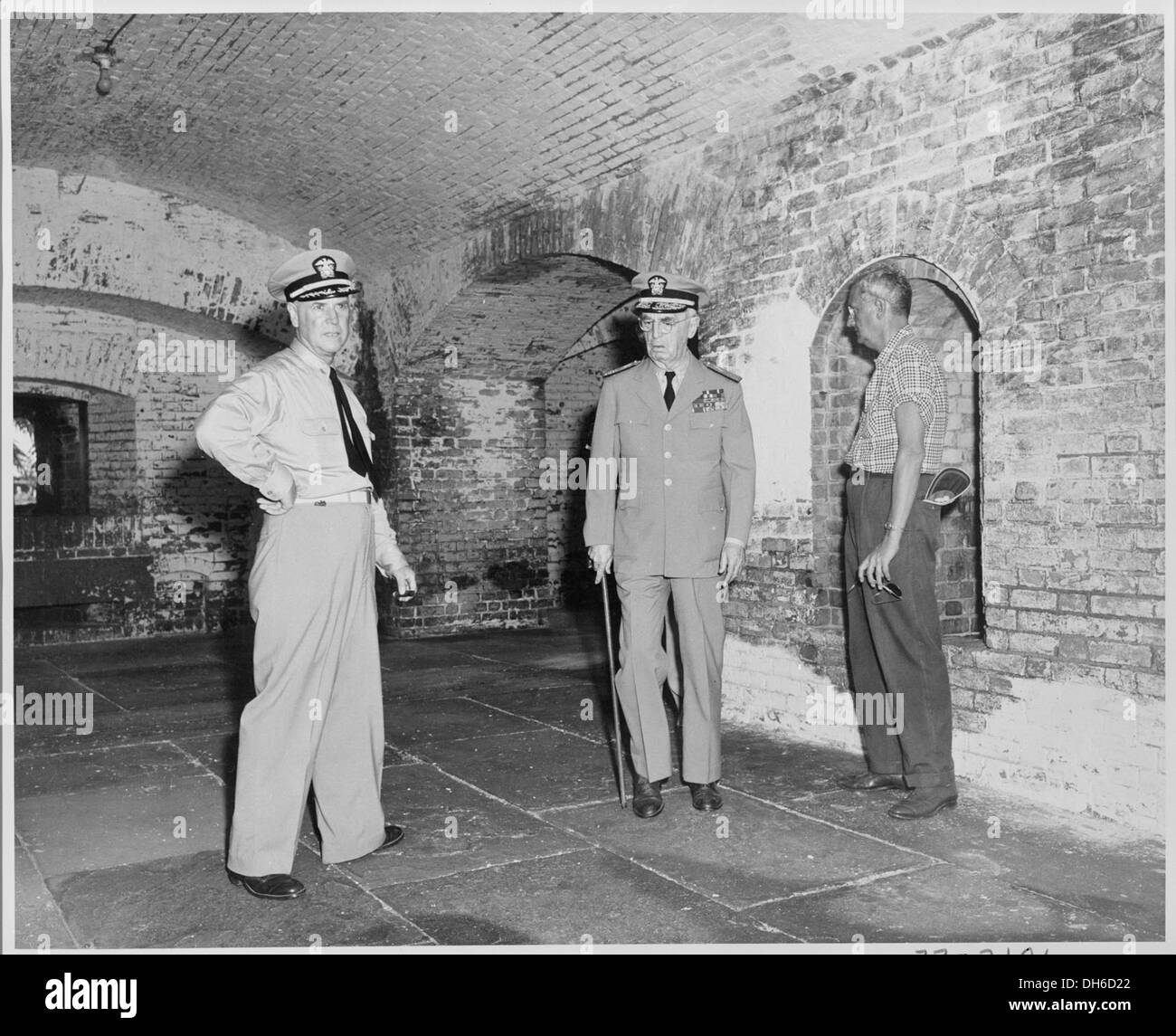 Fotografieren von Fleet Admiral William Leahy (Mitte) mit anderen Mitgliedern der Partei von Präsident Truman, während ihrer Tour... 200592 Stockfoto