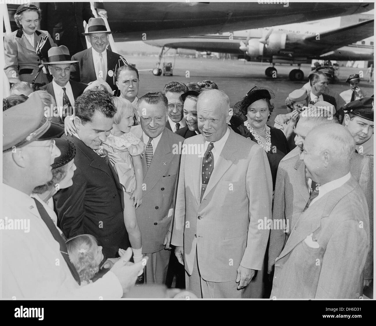 Foto von General Dwight D. Eisenhower, der republikanische Kandidat für das Präsidentenamt in Washington National Airport mit... 200395 Stockfoto