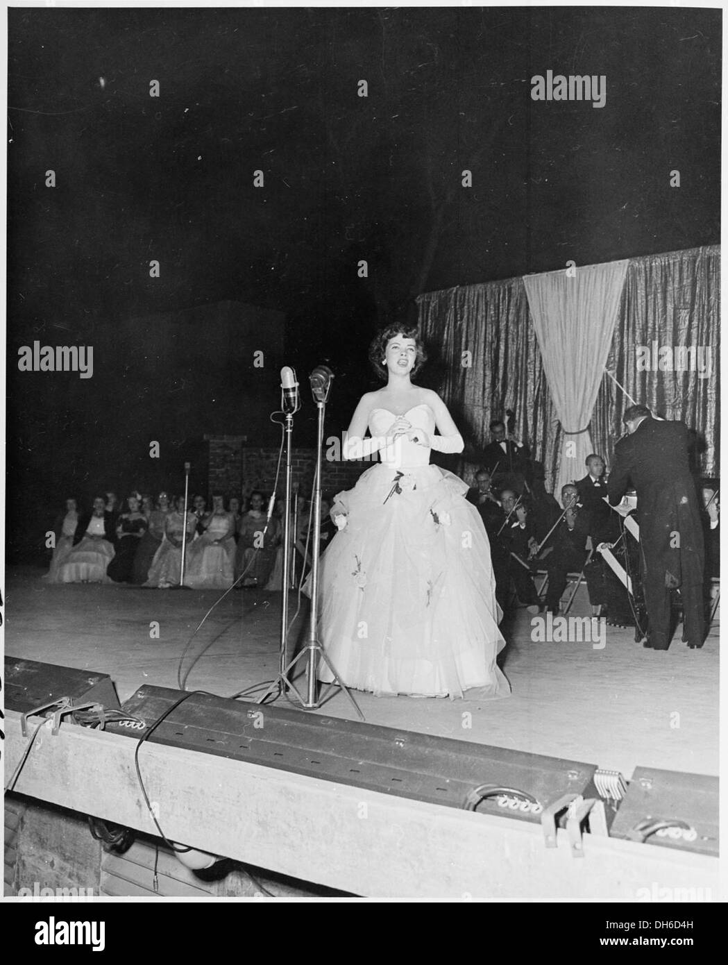 Foto von Kathryn Grayson Gesang bei der Weihung des Carter Barron Amphitheaters im Rock Creek Park. 200311 Stockfoto