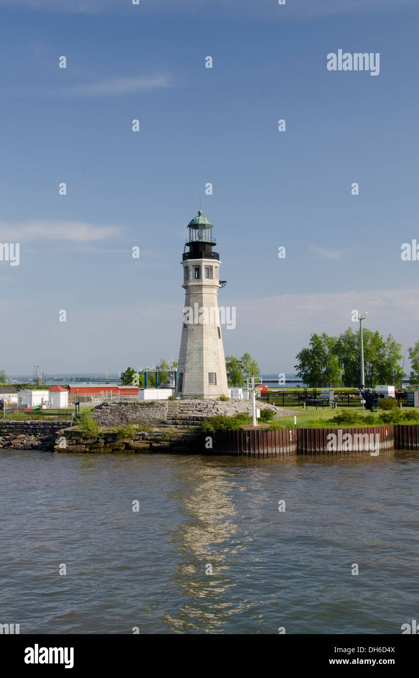 New York in Buffalo. Buffalo-Main-Leuchtturm, c. 1833 befindet sich direkt gegenüber der Erie Basin Marina. Stockfoto