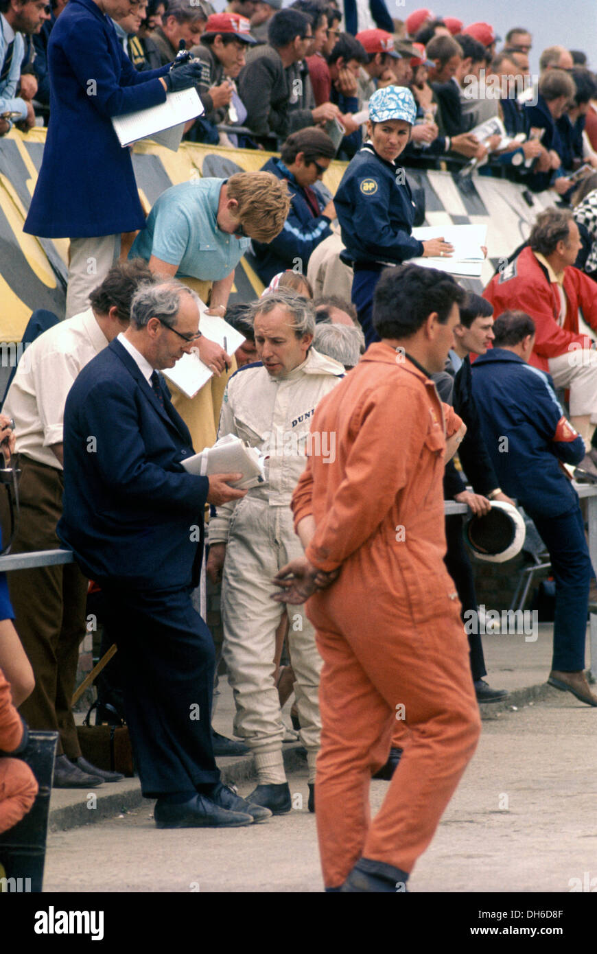 Sir Alfred Owen BRM Besitzer mit John Surtees und Team Mechaniker Alan Challis den Spitznamen "Dobbin". GP von Großbritannien England 1969. Stockfoto
