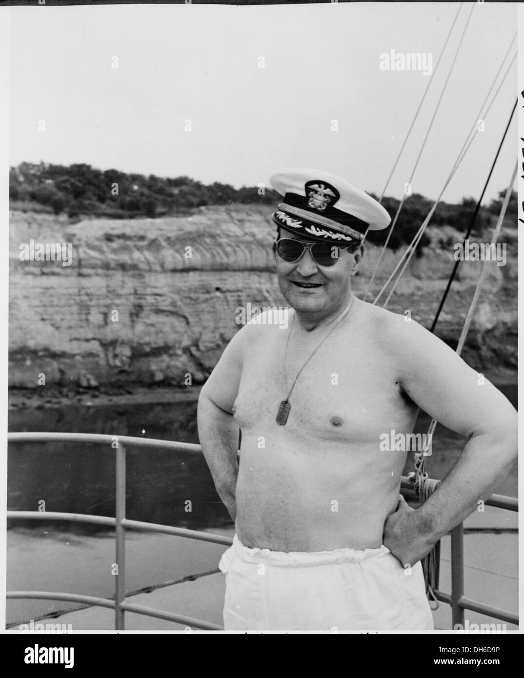 Fotografieren von Präsident Truman militärischer Adjutant, General Harry Vaughan, mit dem Naval Aide Mütze als Scherz während... 198616 Stockfoto