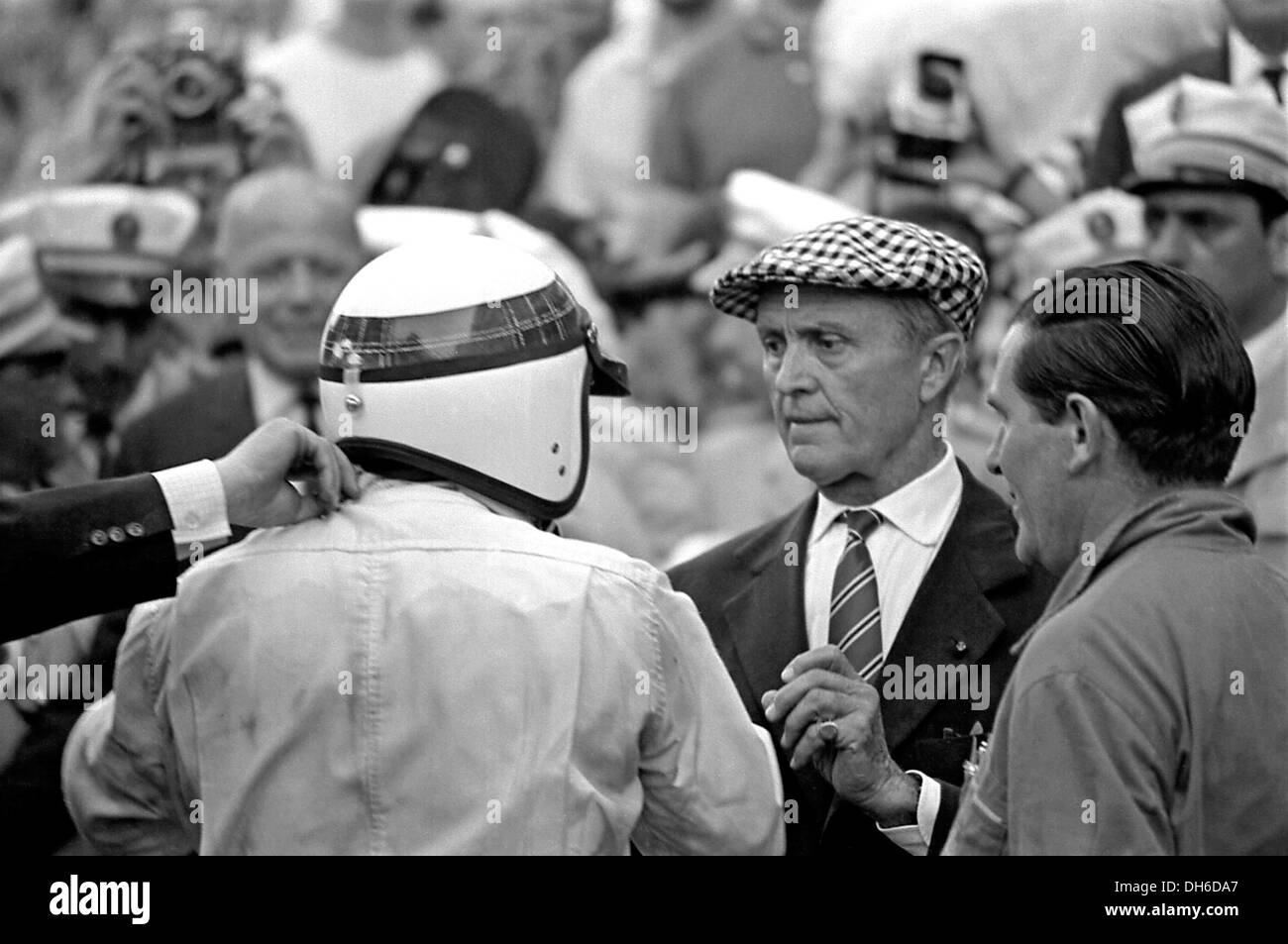 Stewart nach dem Sieg in einem BRM mit Louis Chiron - vor dem Krieg Sterne Fahrer, der die Rennen nach dem Krieg lief. Monaco GP 22. Mai 1966. Stockfoto