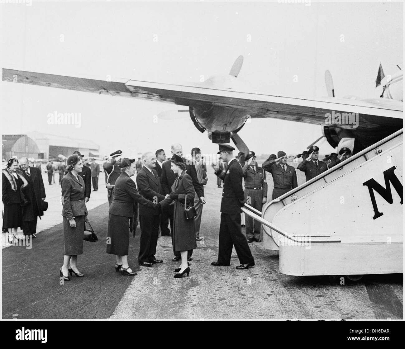 Ein historisches Foto, das Präsident Harry S. Truman, seine Frau, Mrs. Truman, und seine Tochter Margaret Truman zeigt, die Prinzessin Elizabeth von Großbritannien bei einer offiziellen Veranstaltung begrüßen. Stockfoto