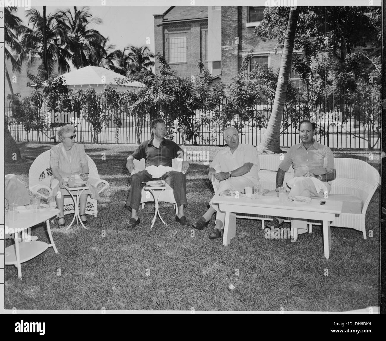 Ein Foto, auf dem Präsident Harry S. Truman und First Lady Bess Truman ein Sonntagsessen im Little Weißen Haus genießen und einen persönlichen und entspannten Moment während ihrer Amtszeit festhalten. Stockfoto