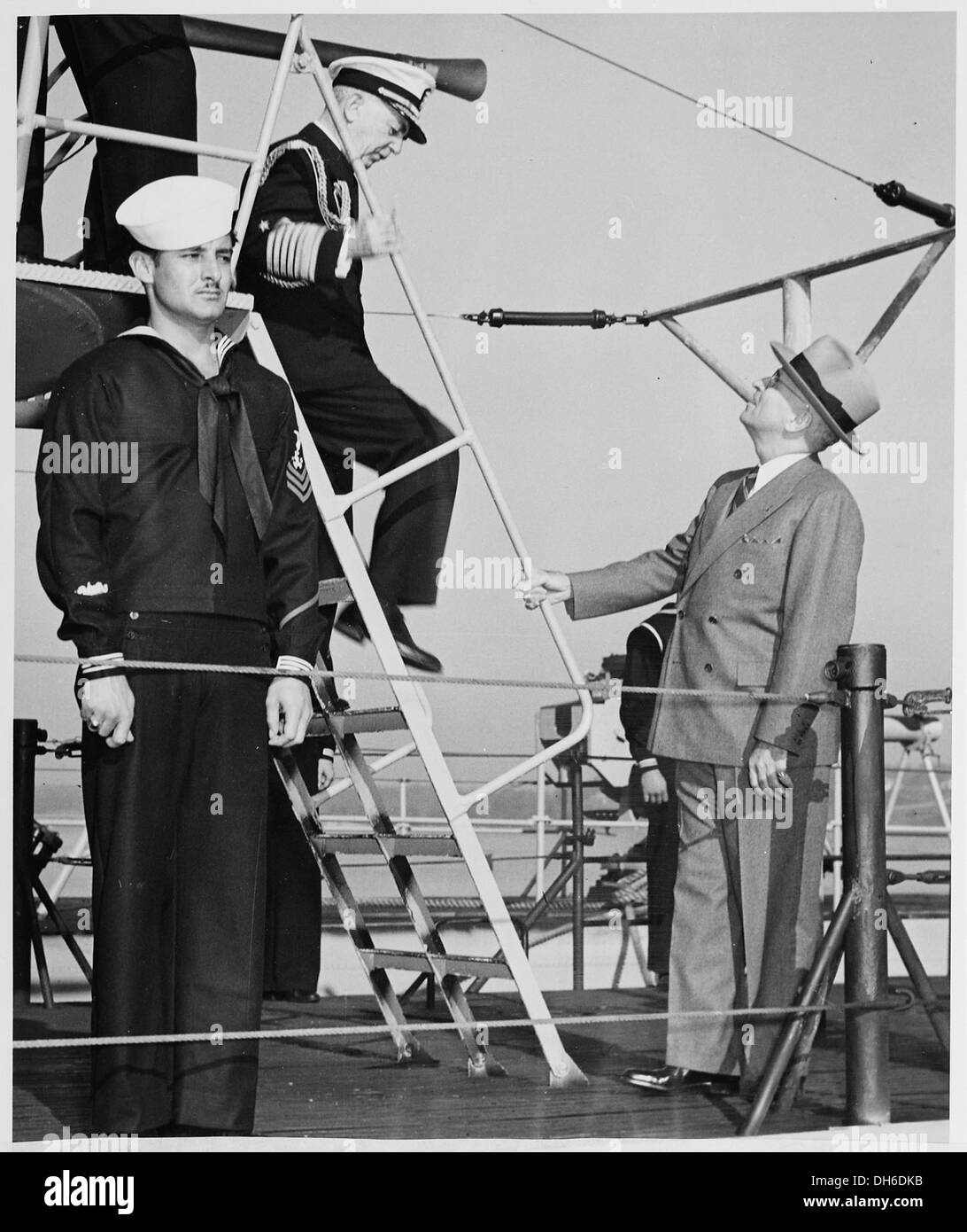 Foto von Präsident Truman und Fleet Admiral William D. Leahy Inspektion der U.S.S STOßZAHN, ein u-Boot, während die... 198651 Stockfoto