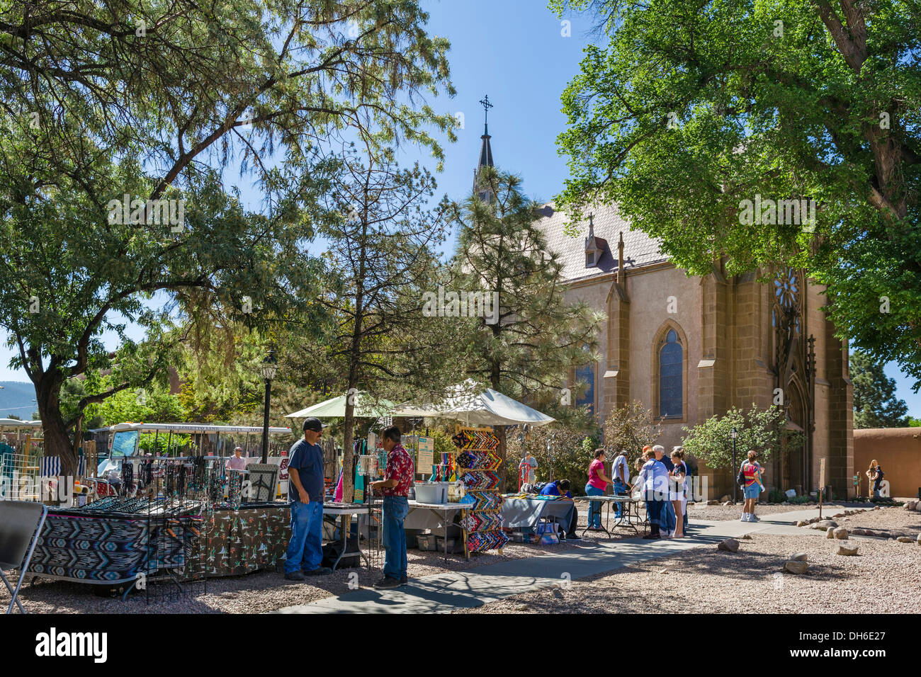 Marktstände außerhalb der Loretto-Kapelle, alten Santa Fe Trail, Santa Fe, New Mexico, USA Stockfoto