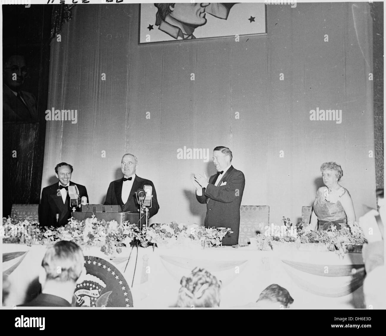 Foto von Präsident Truman am Podium, während Jefferson Jackson Tag Abendessen im Applaus erhalten... 200179 Stockfoto