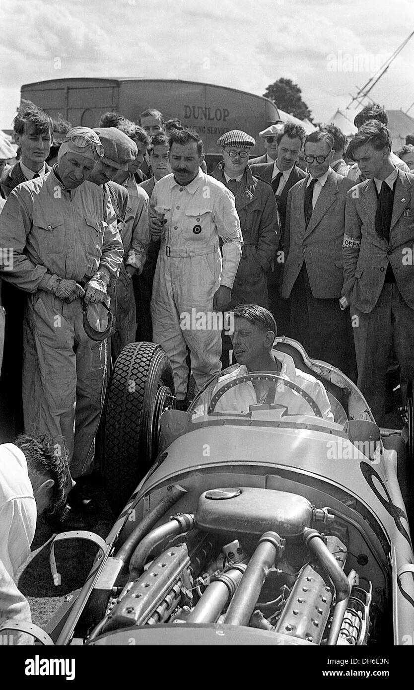 Ken Richardson mit BRM V16 und Team beim Silverstone internationalen Rennen, England 1950. Stockfoto