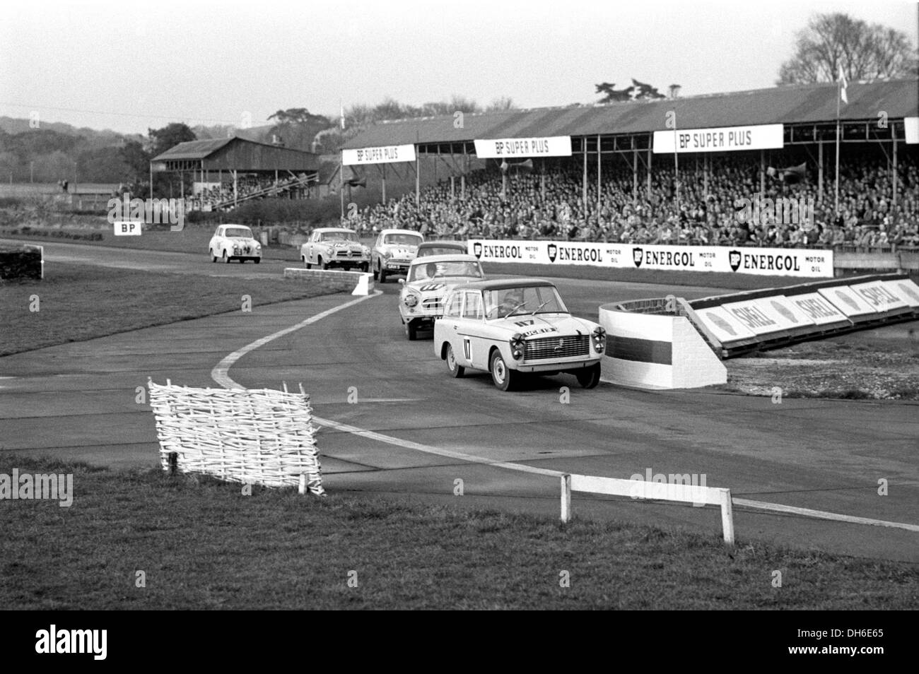 Astin A40 ein Salon-Autorennen in der berühmten Goodwood Schikane, Ostern England 1959 führt. Stockfoto