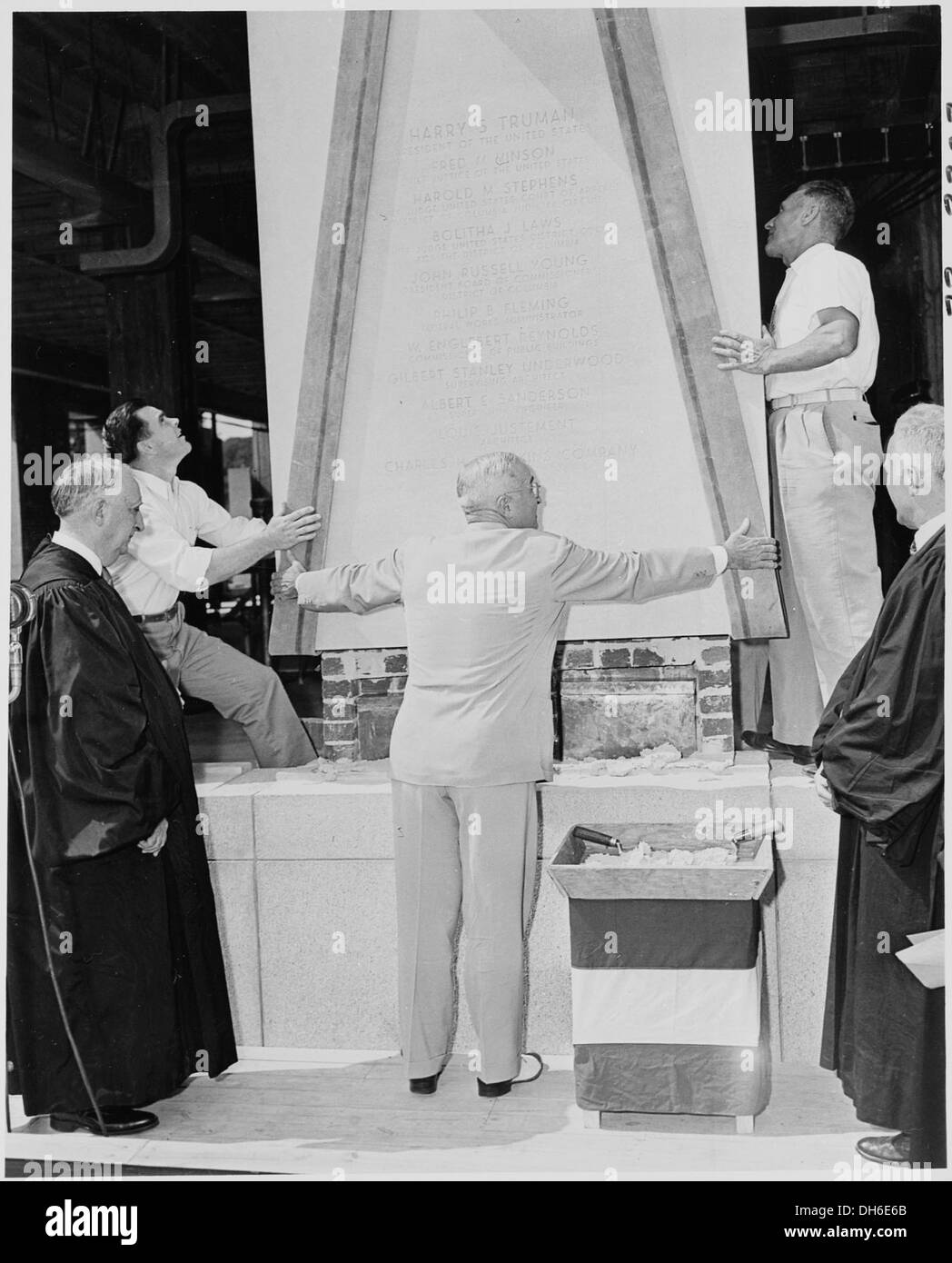 Präsident Truman wird fotografiert, als er den Grundstein für das neue US-Gerichtsgebäude legt und die Bedeutung der Justizinfrastruktur in den USA symbolisiert Stockfoto