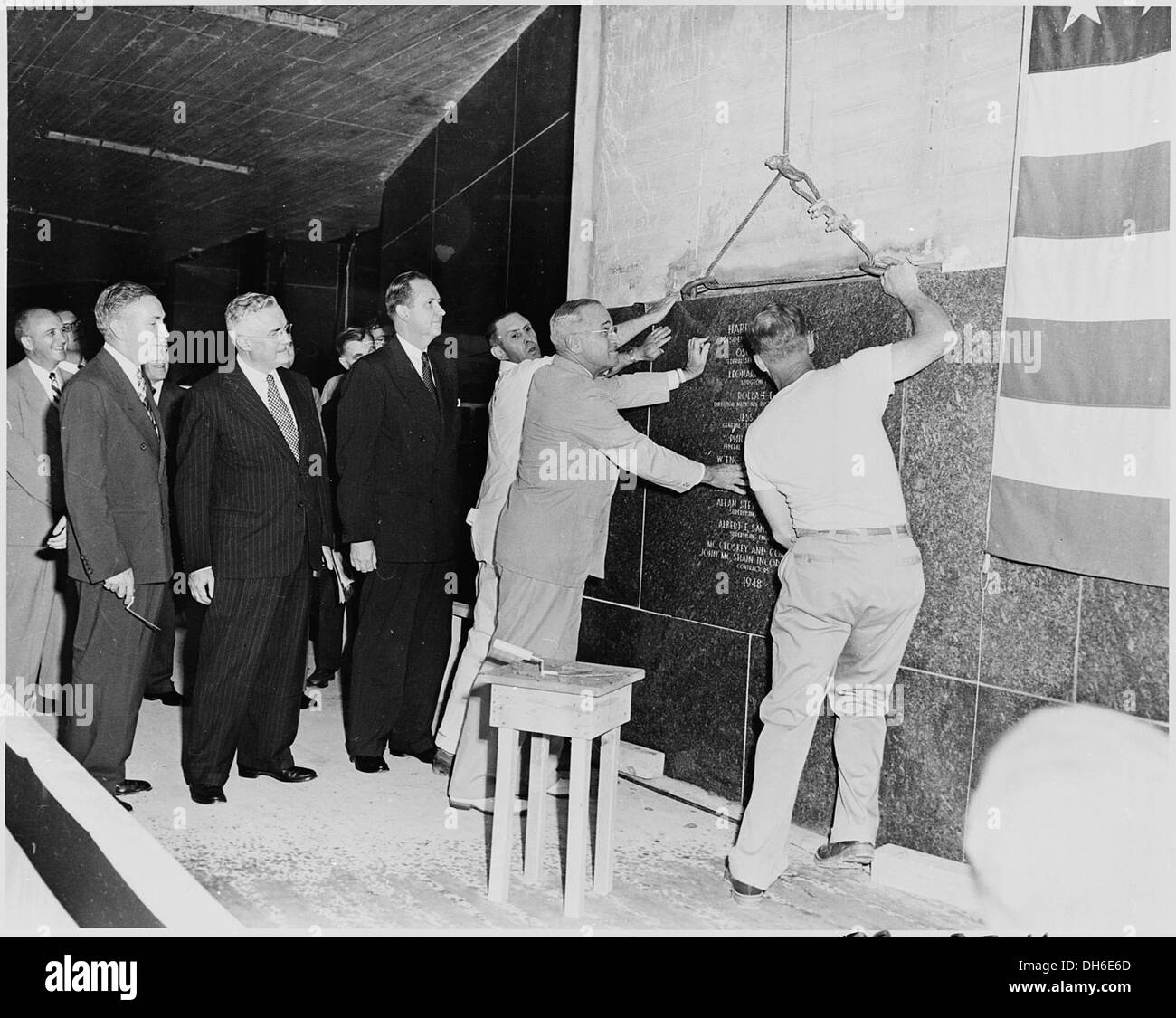 Präsident Harry S. Truman ist abgebildet, der bei der Verlegung des Grundsteins für das National Institutes of Health Clinical Center, ein bedeutender Moment in der Entwicklung medizinischer Forschungseinrichtungen, hilft. Stockfoto