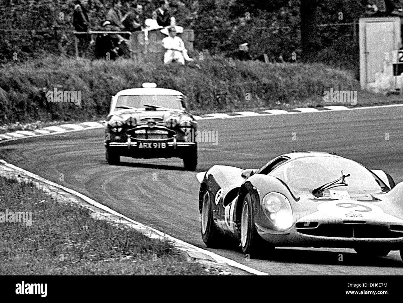 No9 Richard Attwood-David Piper Ferrari 412P führt Ted Worswick-Peter Clark Austin Healey 3000, BOAC 500 Brands Hatch 1967 Stockfoto