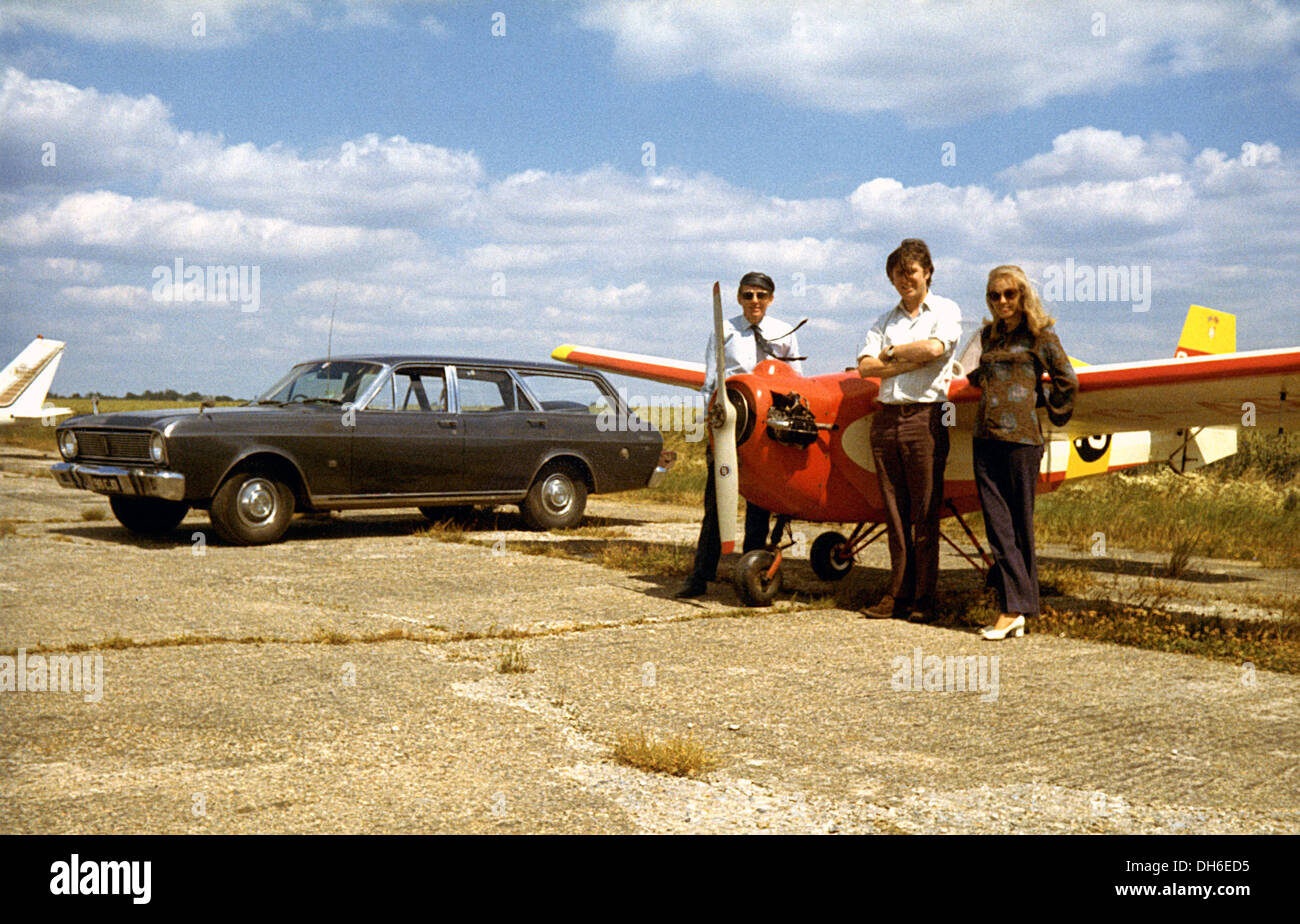 Fairmont Sadler Auto und Tipsy Nipper Flugzeug auf der alten Piste in Silverstone, England 1970. Stockfoto