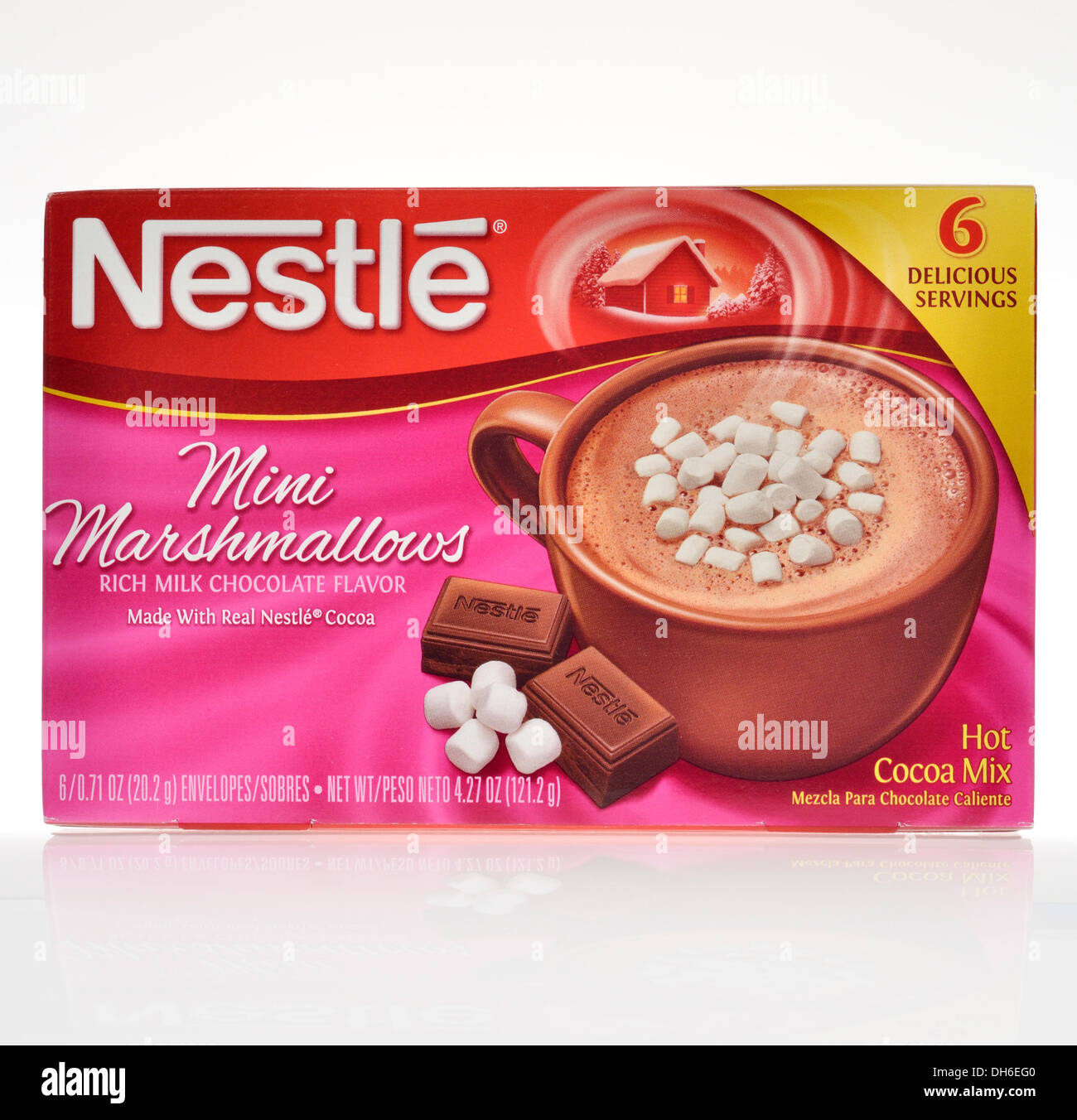 Ungeöffnete Schachtel von Nestle heißen Kakao Mix mit Mini Marshmallows auf weißem Hintergrund Ausschnitt. USA. Stockfoto