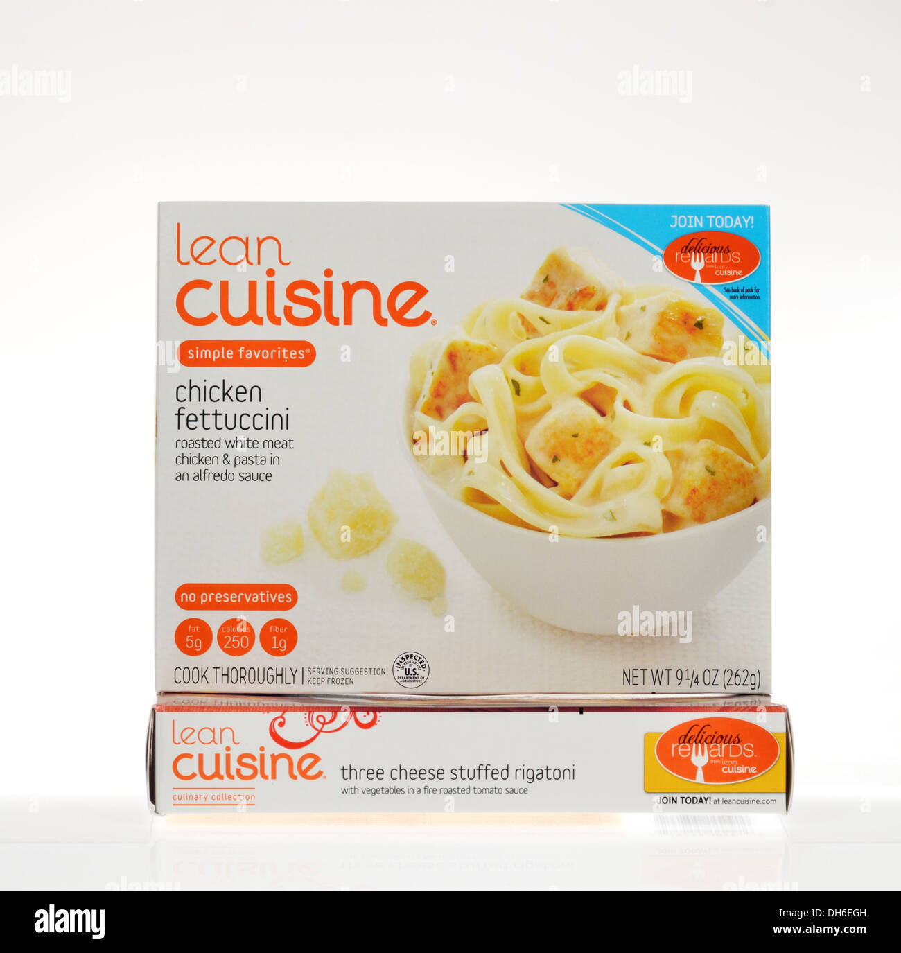 Ungeöffnete Verpackung von Lean Cuisine Huhn fettuccine gefroren Hauptgericht auf weißem Hintergrund, Ausschnitt. USA Stockfoto