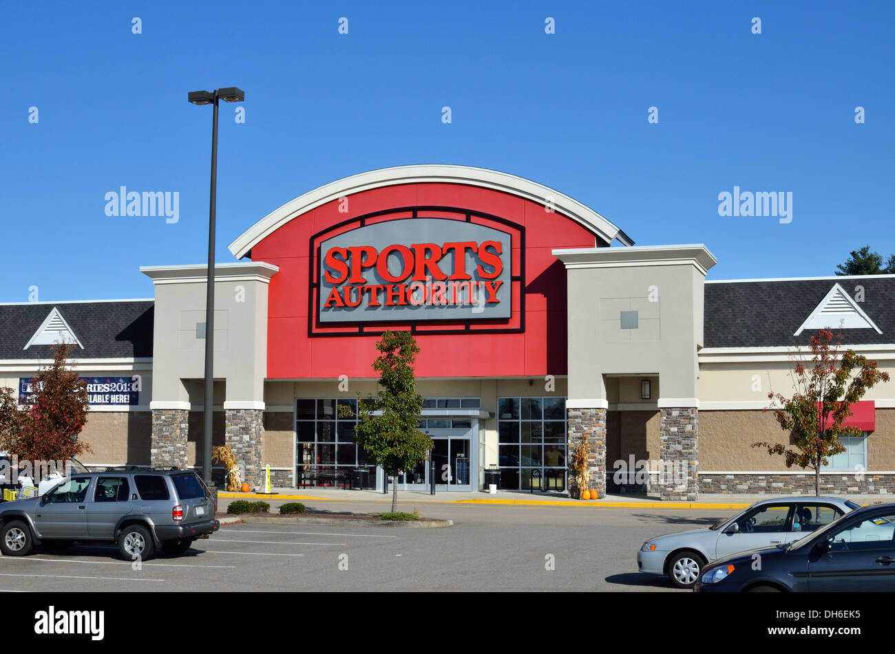 Exterieur des Sports Authority Ladengeschäft mit Autos auf Parkplatz. USA Stockfoto