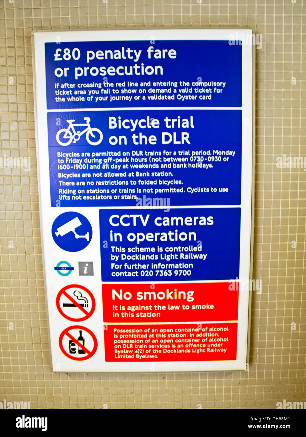 Strafe Tarif Schild am Woolwich Arsenal DLR Station, Woolwich, London, England, Vereinigtes Königreich Stockfoto
