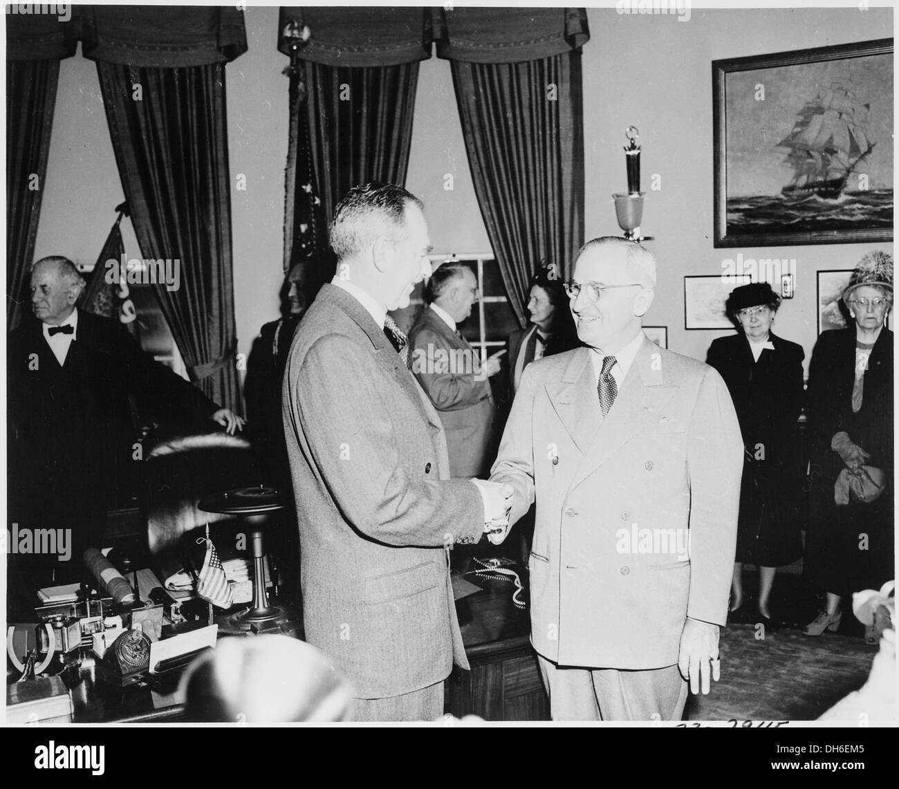 Bei Achesons Vereidigung von Präsident Truman Händeschütteln mit Außenminister Dean Acheson, Foto... 200075 Stockfoto