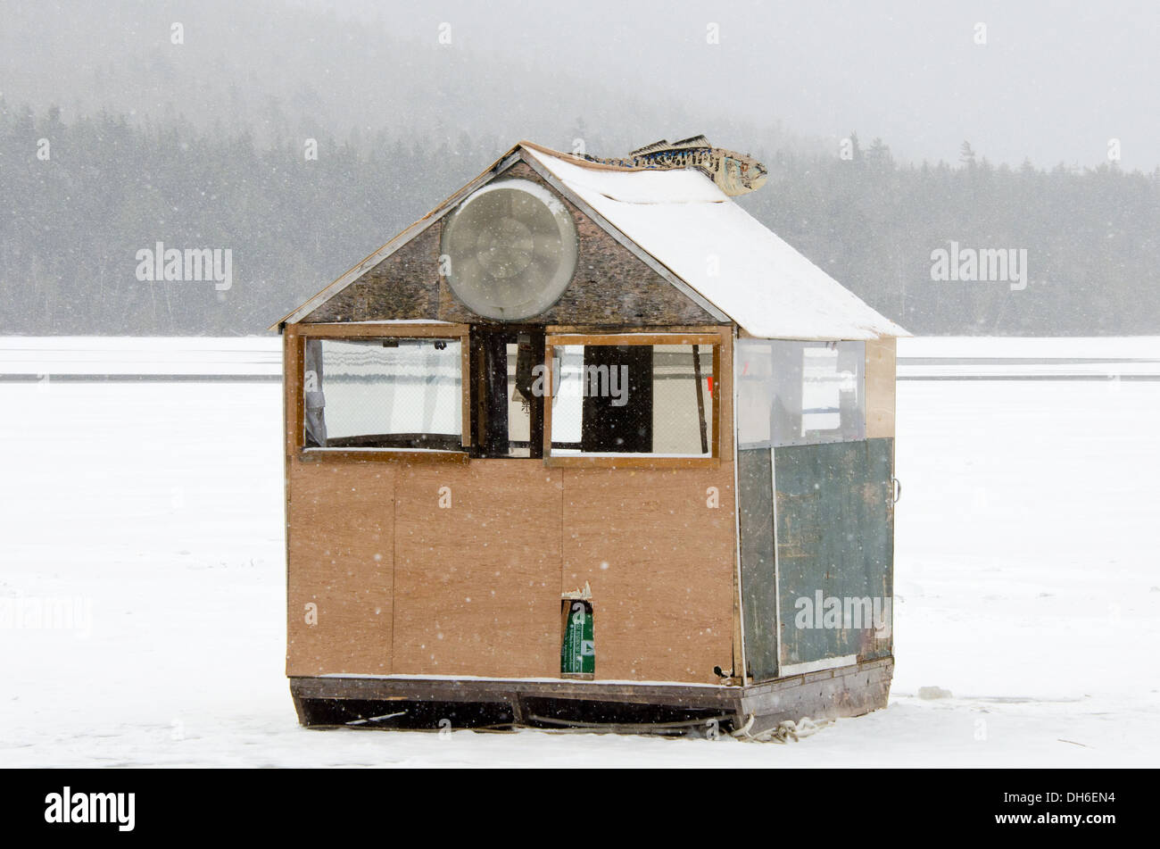 A zerschlagen, behelfsmäßige Eis Angeln Shack in einem Schneesturm. Stockfoto