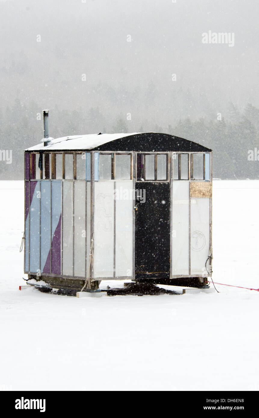 Ungewöhnliche Eis Angeln Shack in einem Schneesturm. Stockfoto