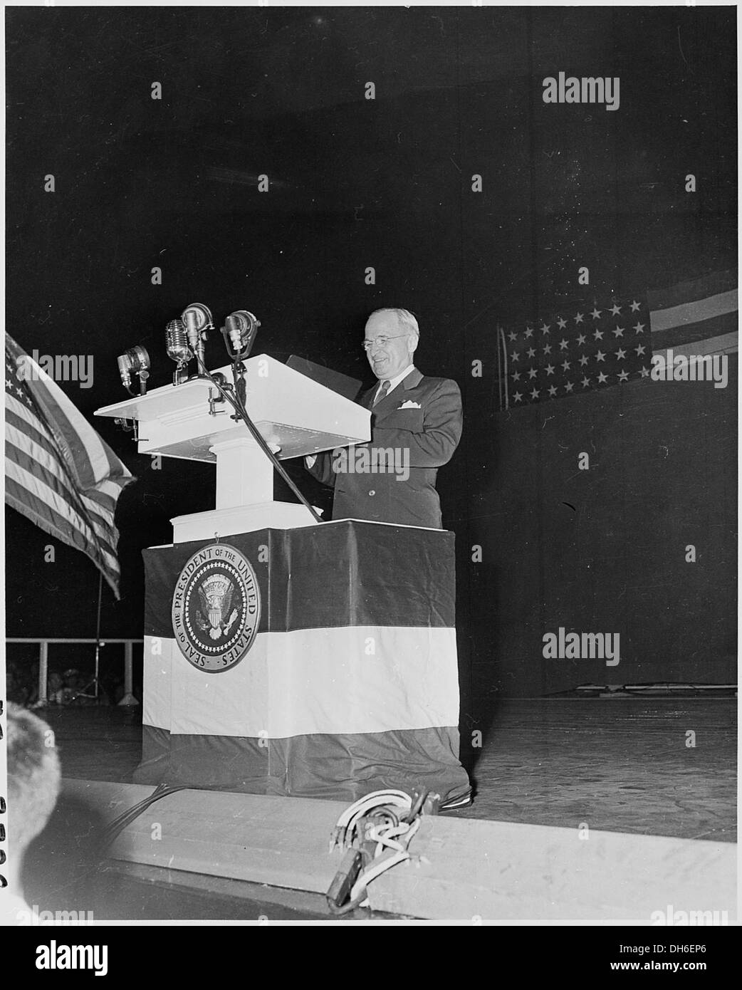 Präsident Harry S. Truman spricht während einer zeremonielle Veranstaltung auf dem Gelände des Washington Monuments, die wahrscheinlich einen bedeutenden nationalen Anlass markiert. Seine Rede war Teil des offiziellen Verfahrens der Veranstaltung. Stockfoto