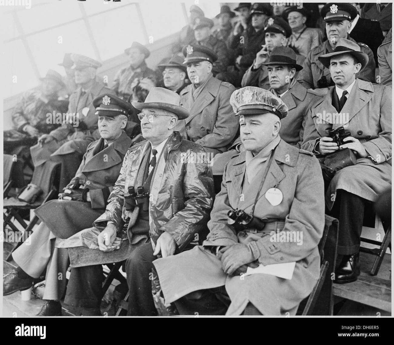 Fotografieren von Präsident Truman beobachten eine Demonstration von militärischem Gerät mit anderen Würdenträgern an Aberdeen... 200276 Stockfoto