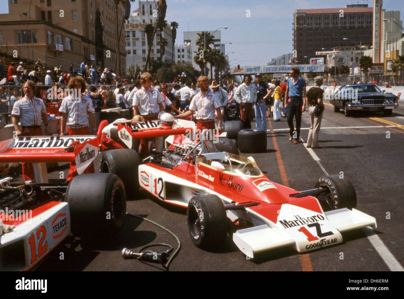 McLaren M23-Autos in den Gruben in den US Grand Prix in Long Beach, USA 28. März 1976. Stockfoto