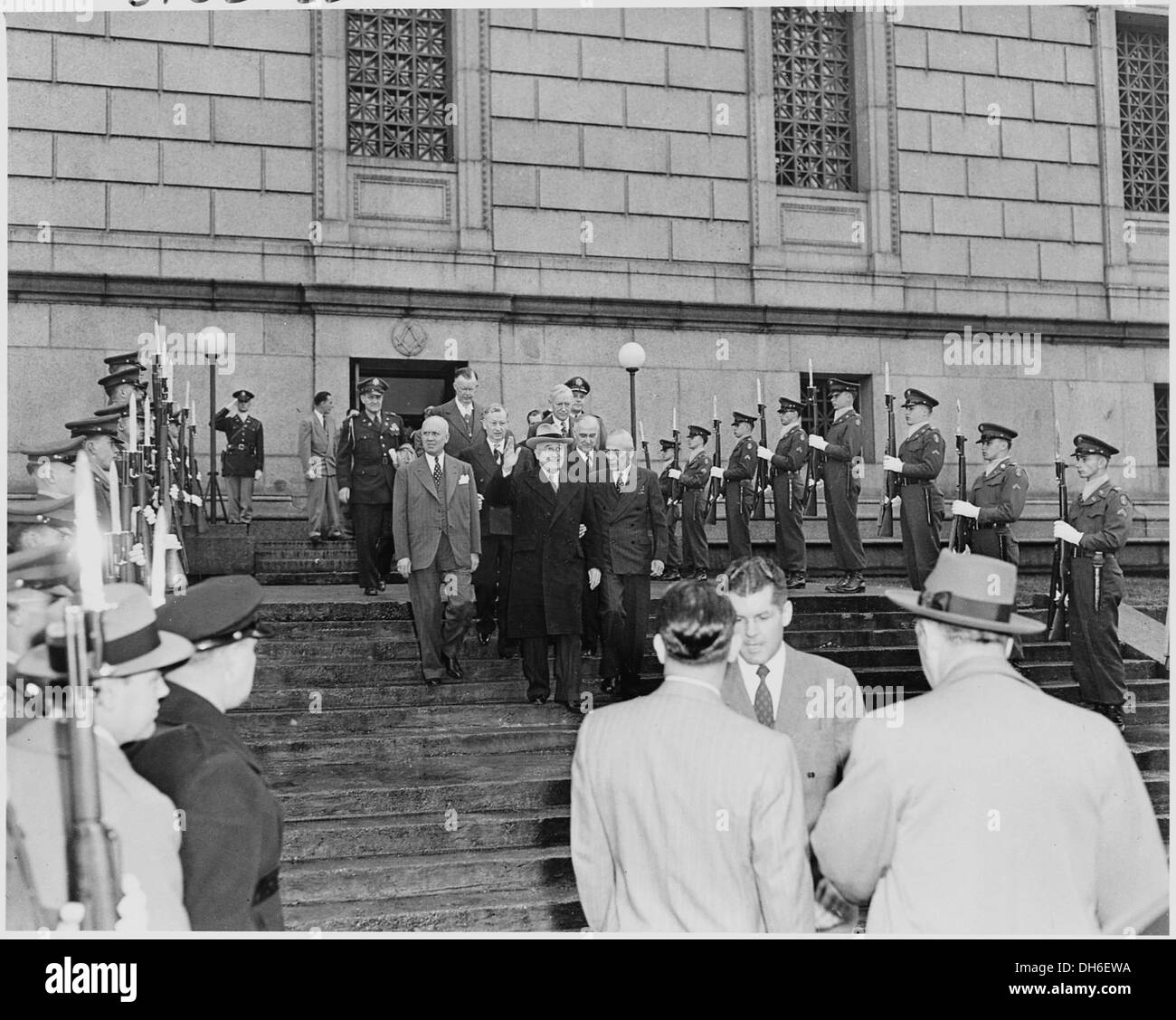 Ein Foto, das Präsident Harry S. Truman mit Würdenträgern zeigt, während er das George Washington National Masonic Memorial in Alexandria, Virginia, verlässt. Stockfoto
