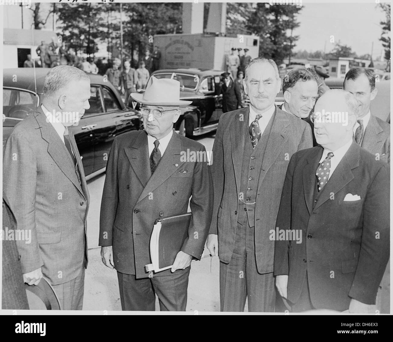 Foto von Präsident Truman mit Verteidigungsminister George C. Marshall, Außenminister Dean Acheson und... 200235 Stockfoto