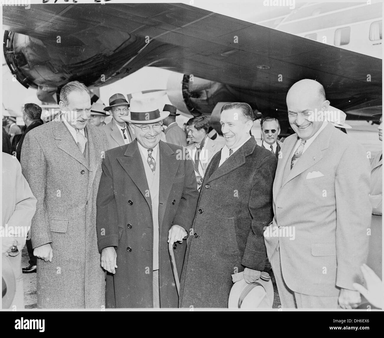Dieses Foto zeigt Präsident Harry S. Truman mit wichtigen Mitgliedern seines Kabinetts, darunter Außenminister Dean Acheson und Verteidigungsminister Louis Johnson, die einen Einblick in die US-Führung während der Nachkriegszeit geben. Stockfoto
