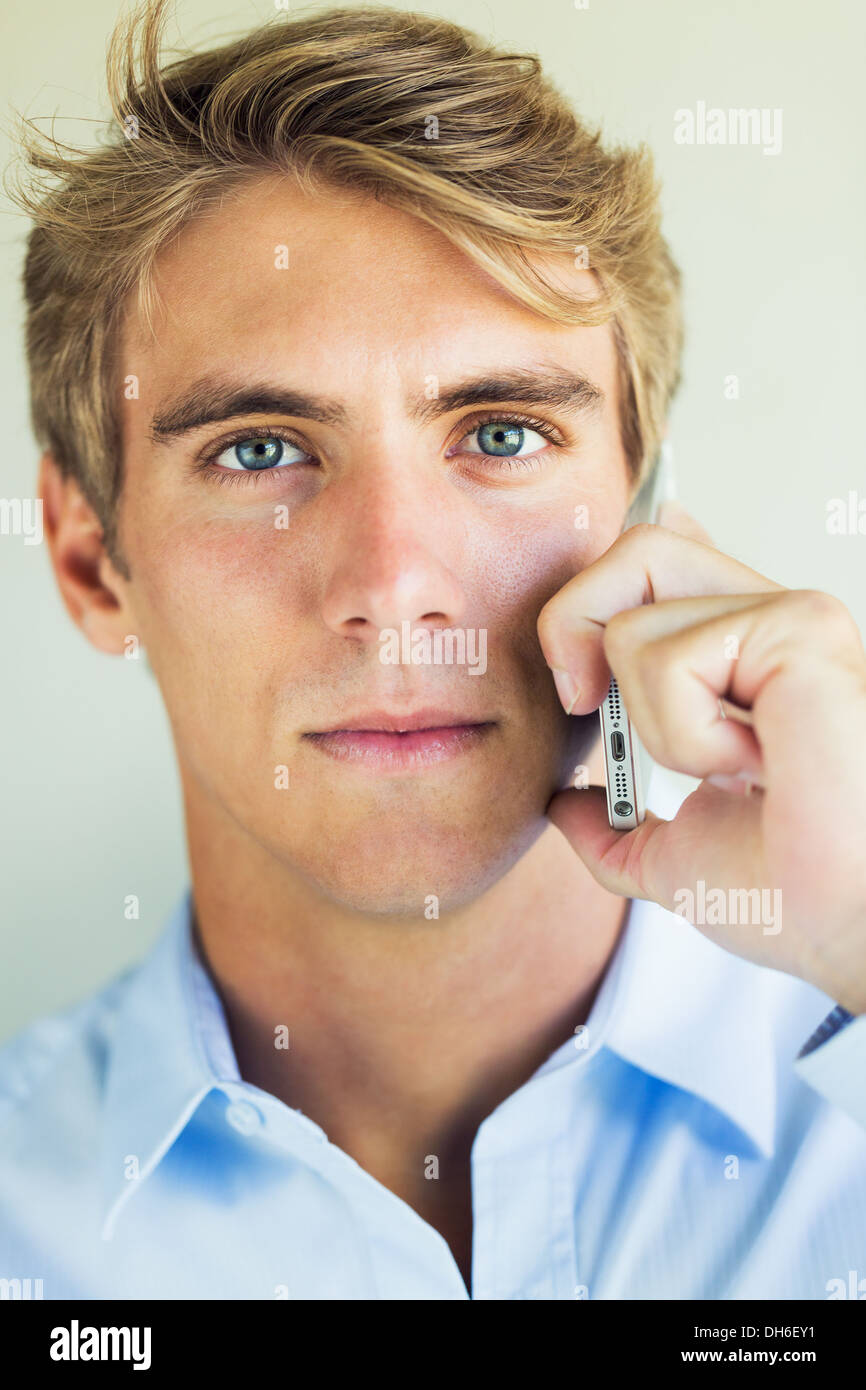 Professionelle, schöner Jüngling mit Mobile Smartphone Stockfoto