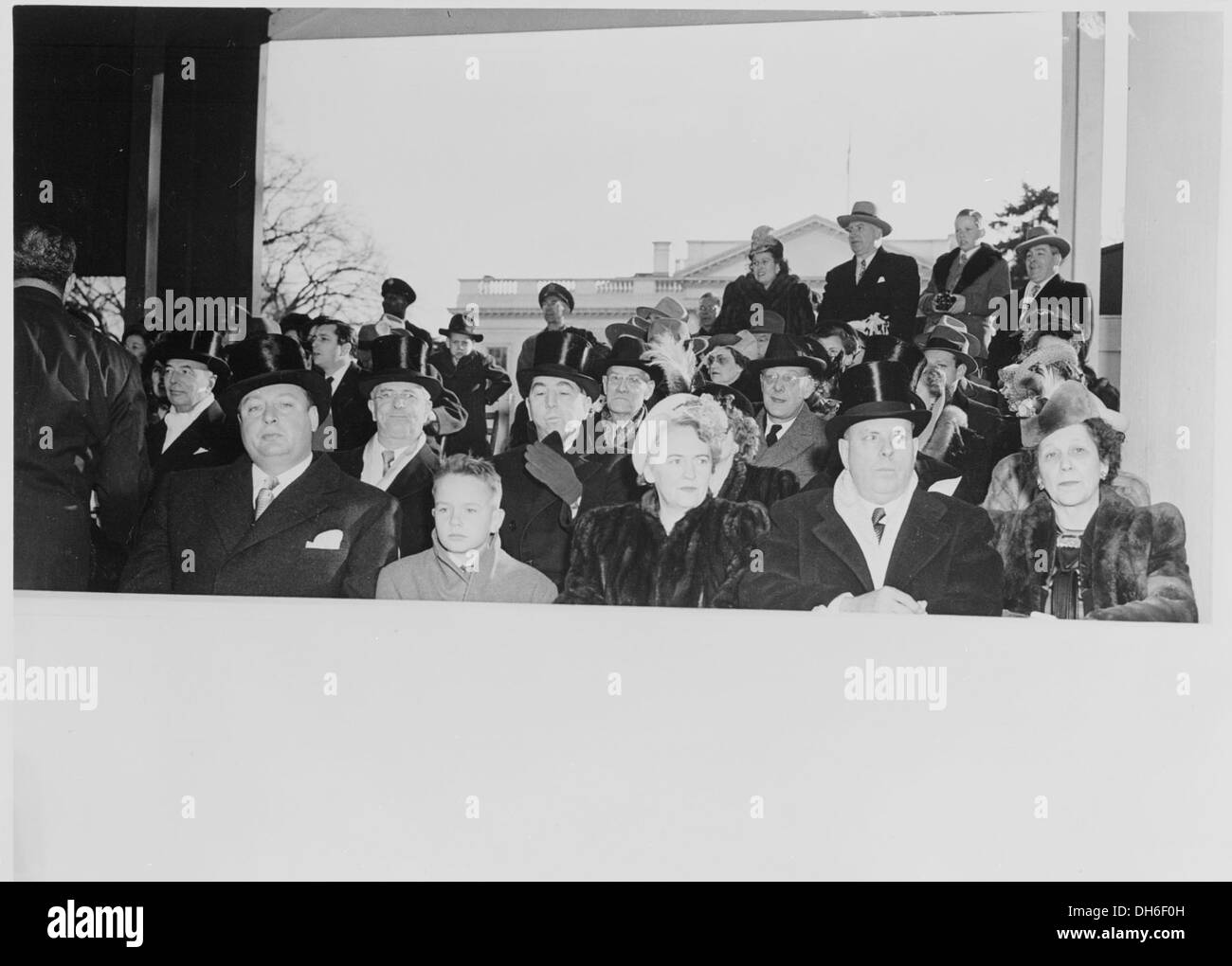 Dieses Foto zeigt Innenminister Julius Krug, Generalstaatsanwalt Tom Clark und andere Würdenträger während eines bedeutenden Ereignisses, das die Bedeutung politischer Persönlichkeiten für Regierungsaktivitäten verdeutlicht. Stockfoto