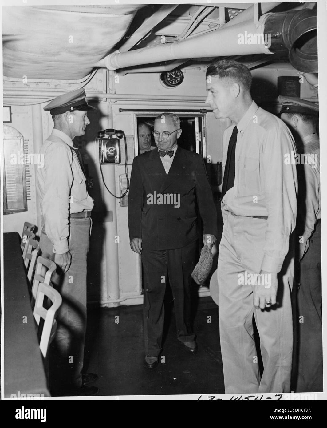 Präsident Harry S. Truman wird begleitet von Commander C. L. Freeman, da sie die U. S. S. Augusta tour und überprüfen Sie die... 198734 Stockfoto
