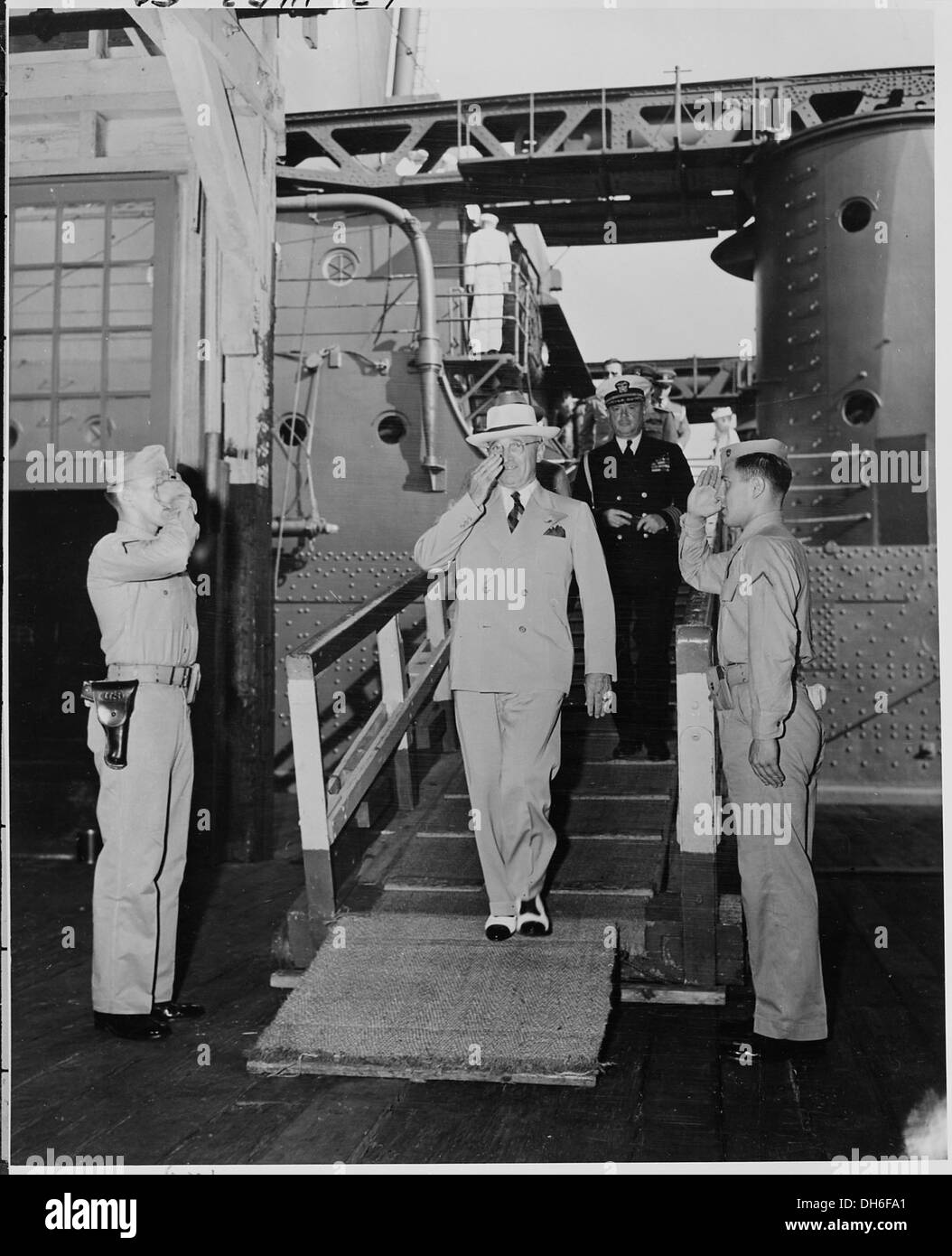 Präsident Harry S. Truman verlässt die U.S.S. Augusta in Newport News, Virginia, um seine Heimreise zu beenden. Dieses Bild markiert das Ende einer bedeutenden Reise nach seiner Überseereise während seiner Präsidentschaft. Stockfoto