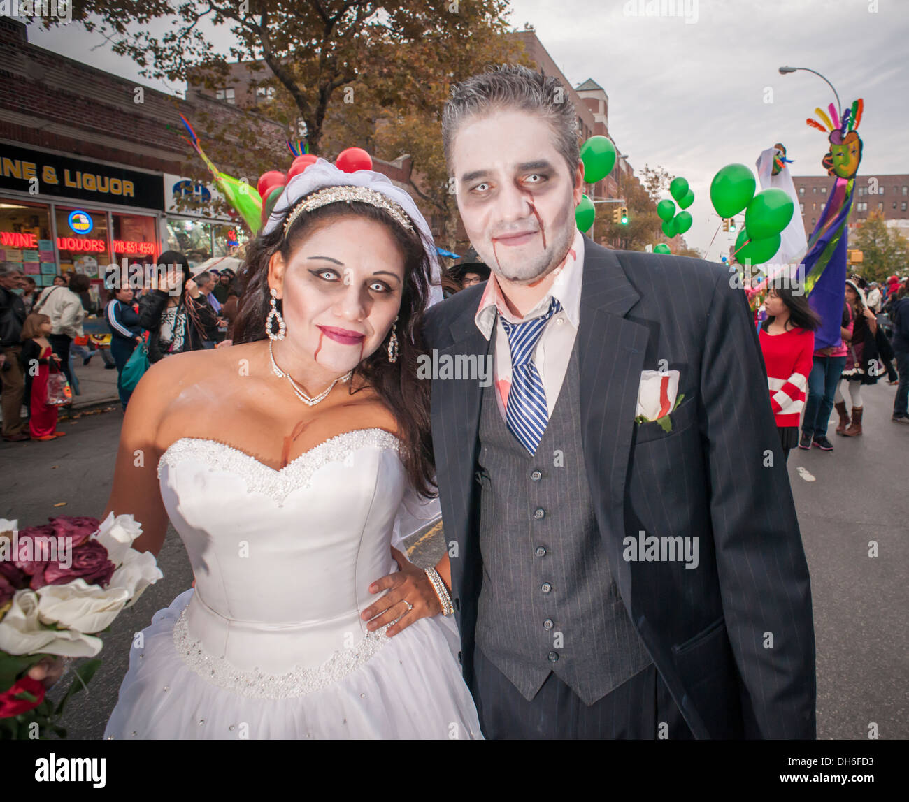 Familien feiern Halloween an der 24. jährliche Jackson Heights Halloween Parade in Jackson Heights Stockfoto