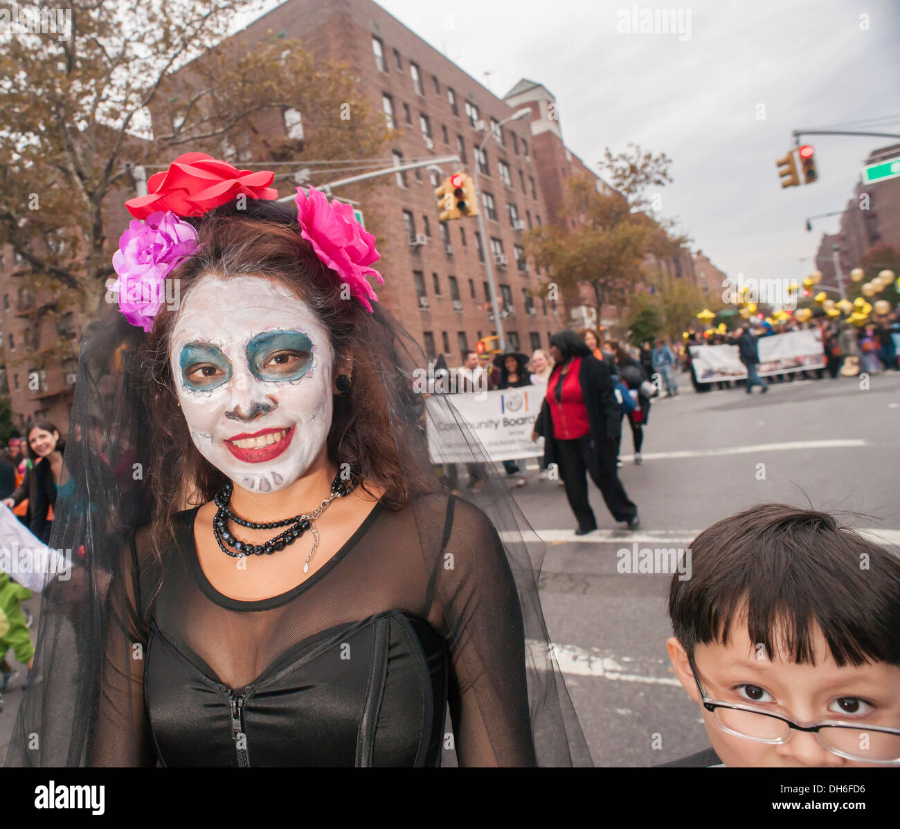 Familien feiern Halloween an der 24. jährliche Jackson Heights Halloween Parade in Jackson Heights Stockfoto