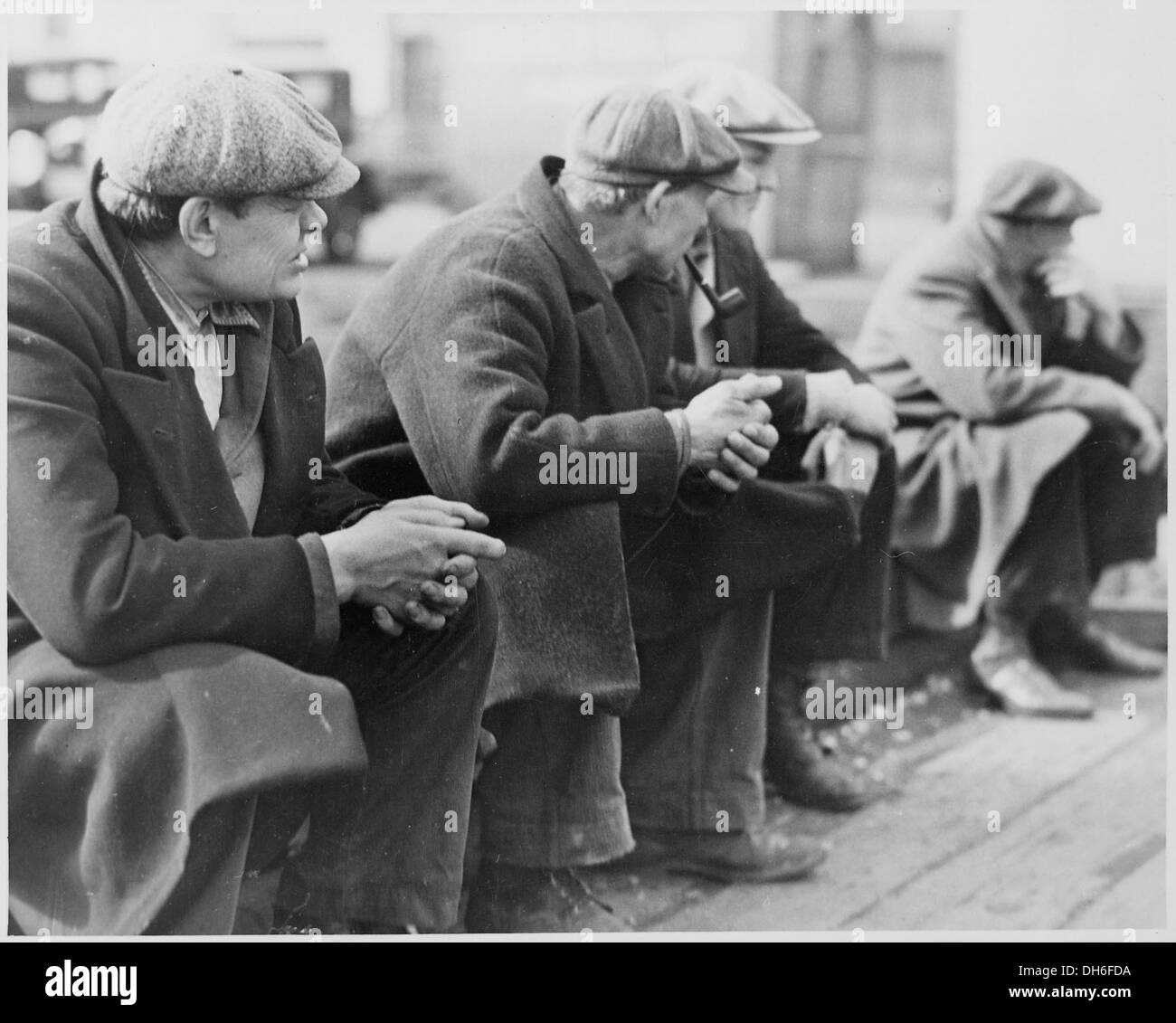 Zeile der Männer an den Docks von New York City aus der Arbeit während der großen Depression, 1934 518288 Stockfoto