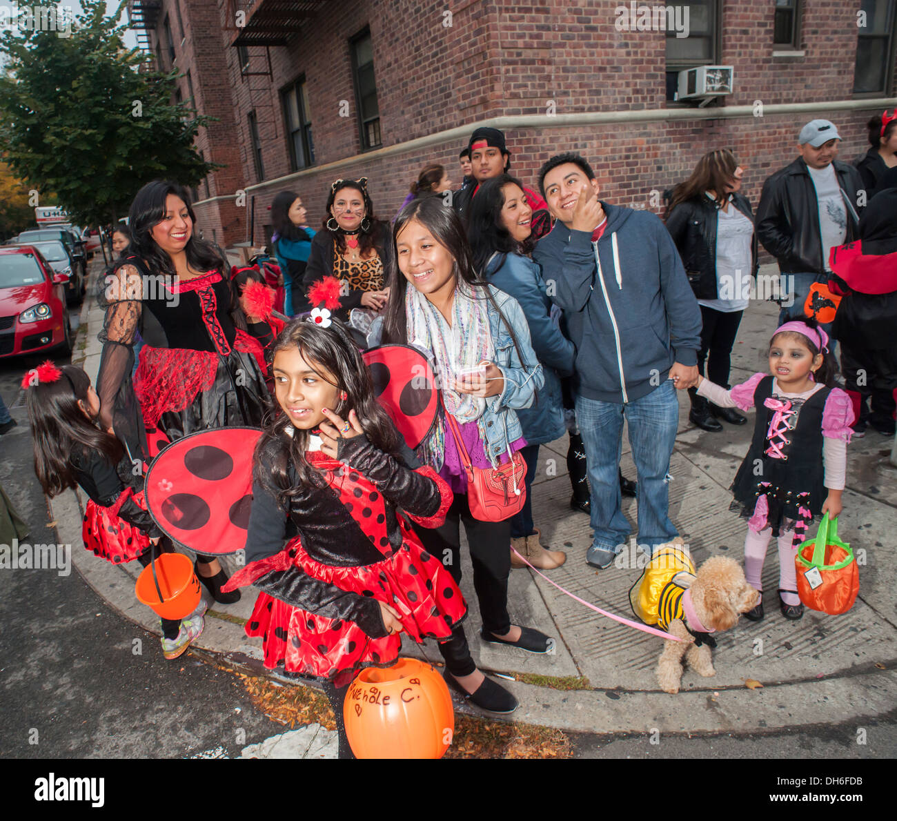 Familien feiern Halloween an der 24. jährliche Jackson Heights Halloween Parade in Jackson Heights Stockfoto