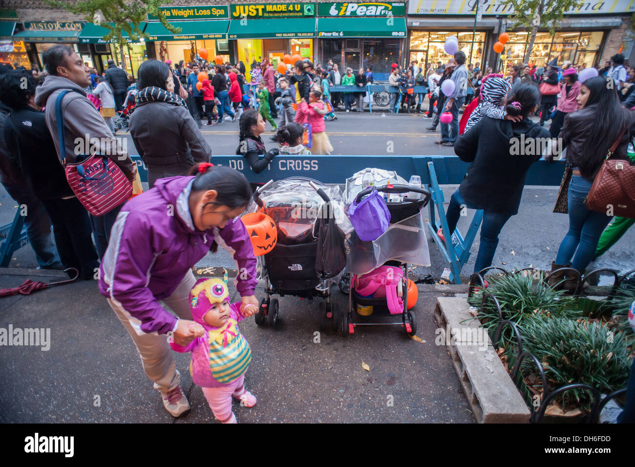 Familien feiern Halloween an der 24. jährliche Jackson Heights Halloween Parade in Jackson Heights Stockfoto