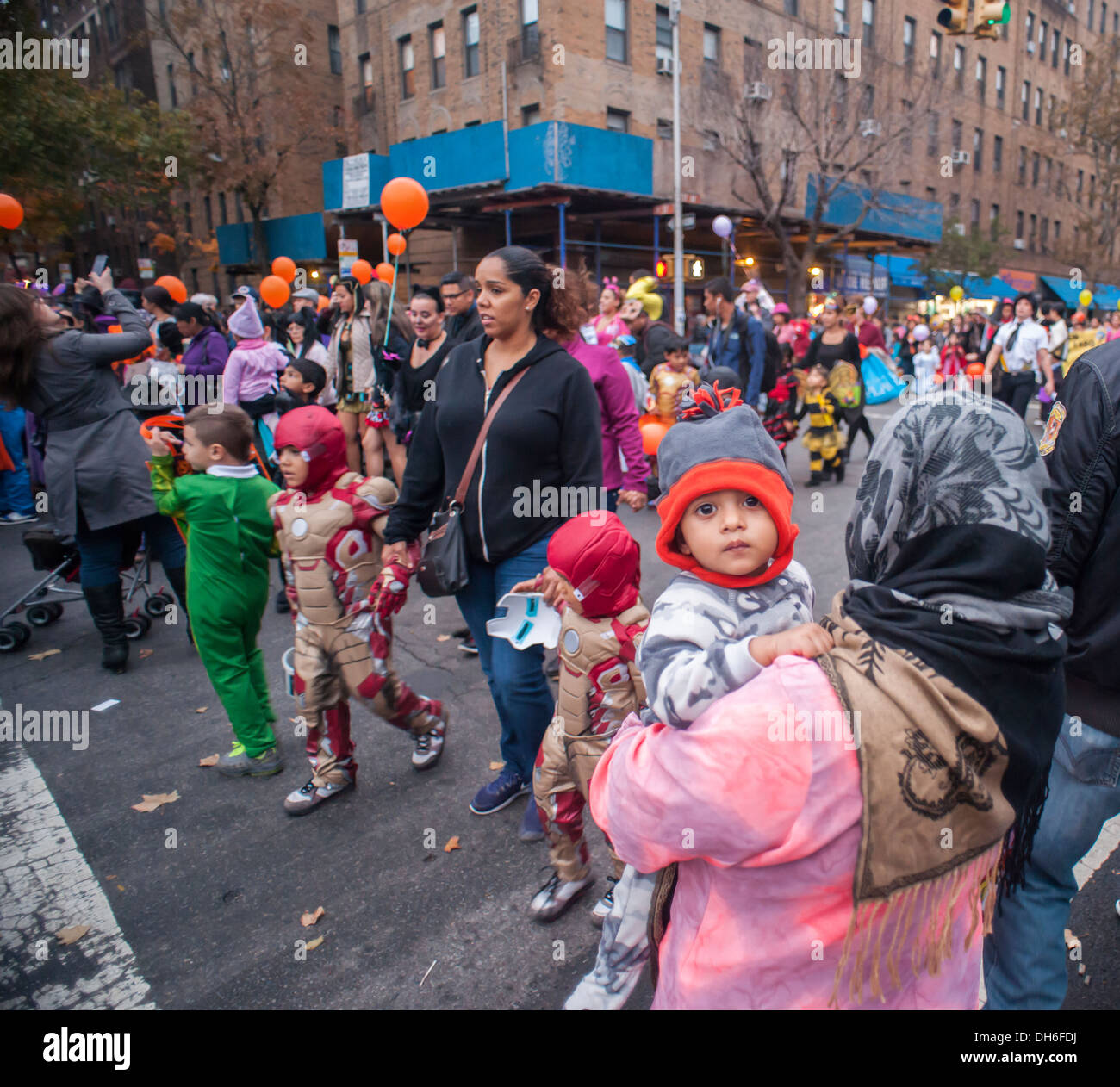 Familien feiern Halloween an der 24. jährliche Jackson Heights Halloween Parade in Jackson Heights Stockfoto