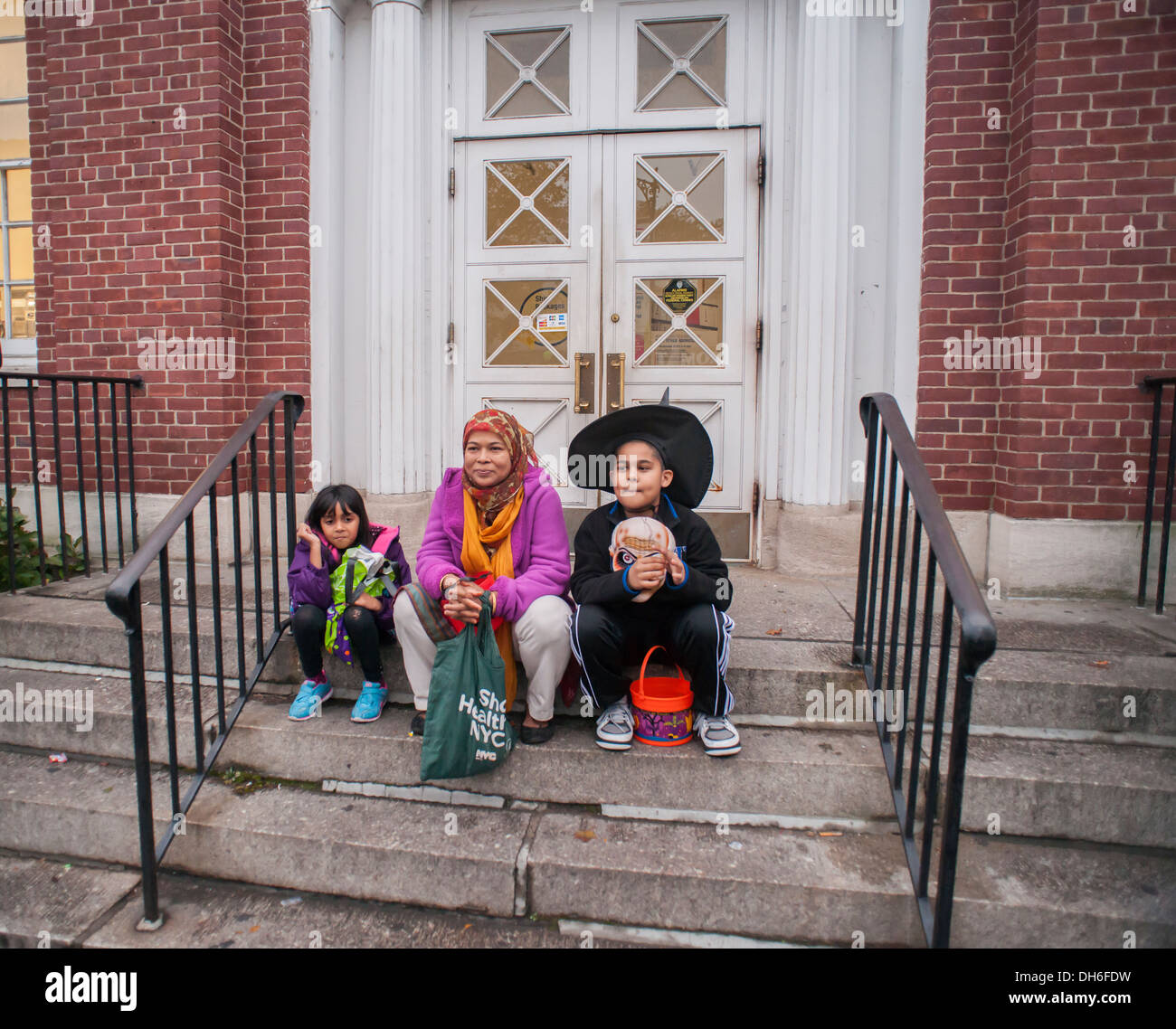 Familien feiern Halloween an der 24. jährliche Jackson Heights Halloween Parade in Jackson Heights Stockfoto