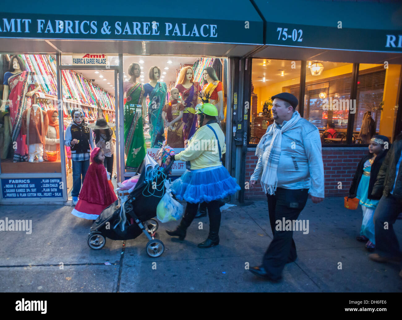 Familien Süßes oder Saures Unternehmen nach der 24. jährliche Jackson Heights Halloween Parade in Jackson Heights Stockfoto