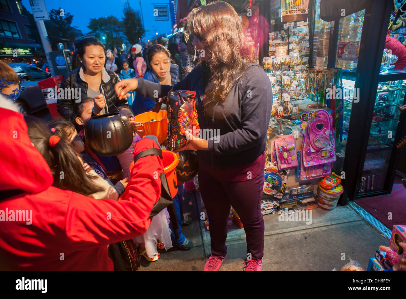 Familien Süßes oder Saures Unternehmen nach der 24. jährliche Jackson Heights Halloween Parade in Jackson Heights Stockfoto