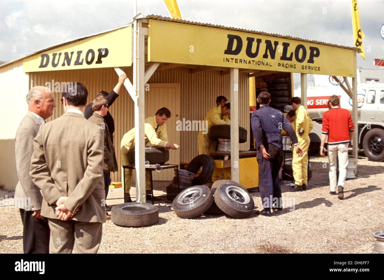 Horace Victor Barlow, links, Dunlop Racing Service Manager. Dunlop-Service-Bereich an der 1960er Jahre in Goodwood, England. Stockfoto