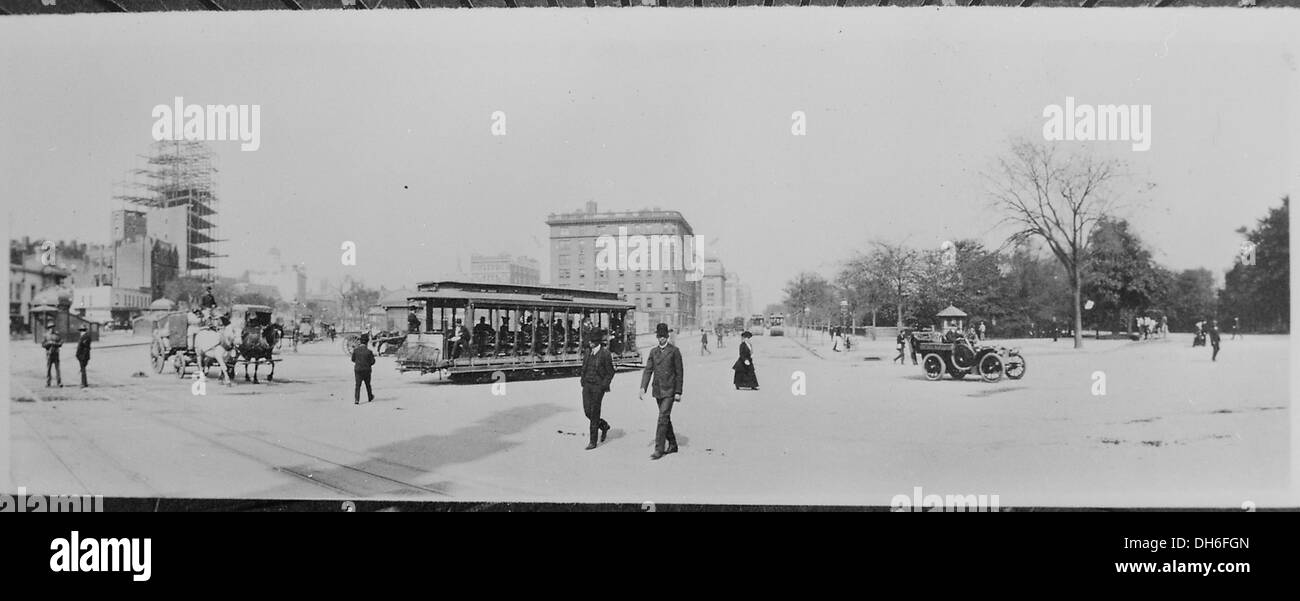 Ein historischer Blick auf die Eighth Avenue, New York City, zeigt einen Trolley, der die Straße mit einem Pferdewagen und einem offenen Auto teilt. Diese Szene spiegelt den Übergang der Transportmethoden in städtischen Umgebungen zu Beginn des 20. Jahrhunderts wider. Stockfoto